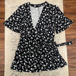 Ann Taylor, Size M, Floral Wrap Top.